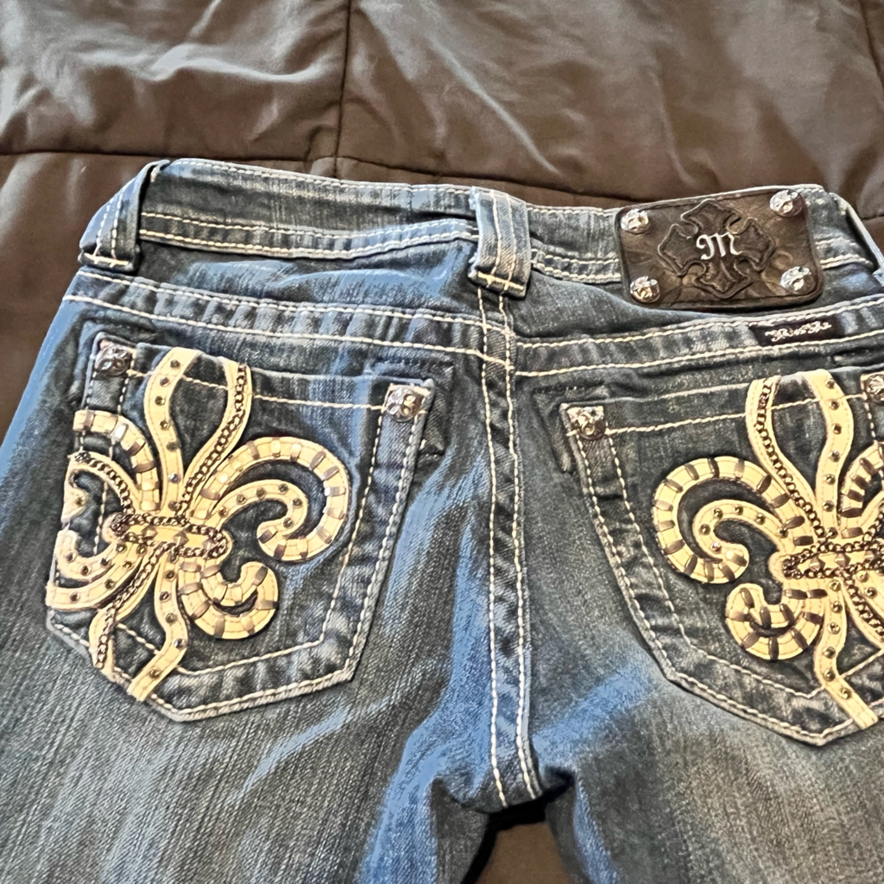 Miss Me Women’s Faded Blue Straight Capris With Embellished Fleur De Lis